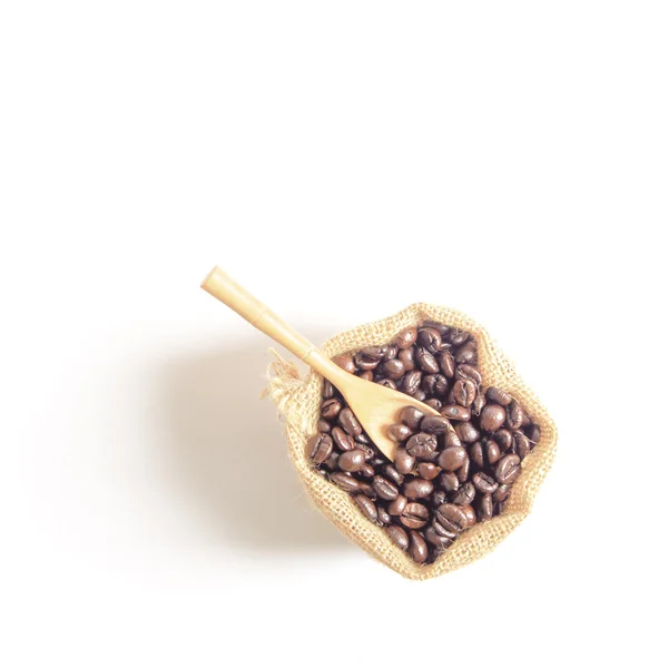 Kawa i drewnianą łyżką na powierzchni worek. Na białym tle — Zdjęcie stockowe