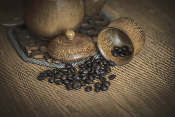 Archiwalne zdjęcie ziarna kawy i filiżanki do kawy ustawione na drewnianych z powrotem — Zdjęcie stockowe