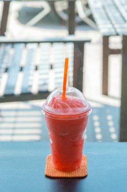 Serinletici vücut her gün için çilek güler yüzlü.