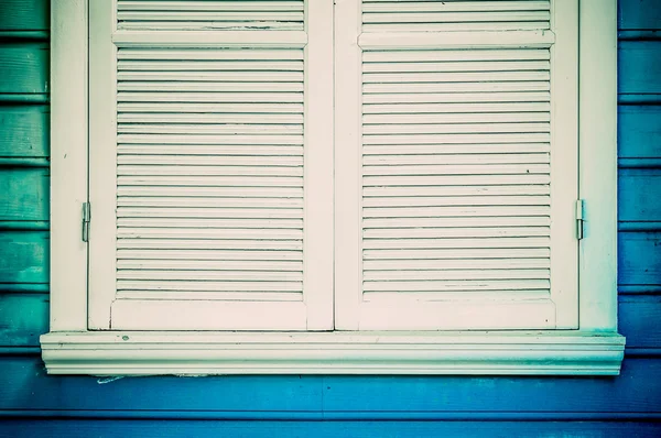 Coloridas ventanas azules . — Foto de Stock