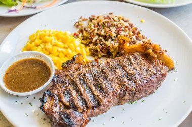 Biftek ve kızartmalar.