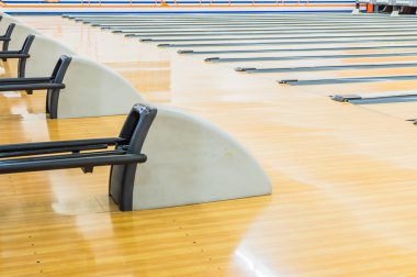 Bowling salonu. Yüzeyle balmumu ile güzel cilalı.