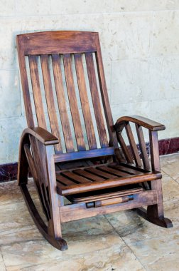 Sallanan sandalye bir mermer zemin ile bir odada.