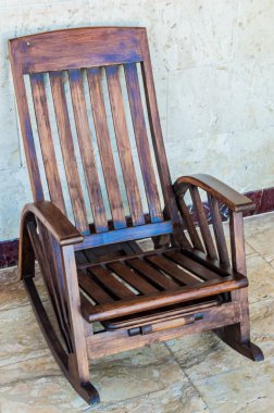 Sallanan sandalye bir mermer zemin ile bir odada.