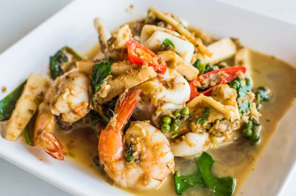 Köri deniz ürünleri kalamar ve karides 