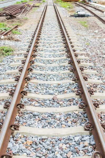 Demiryolu pas. Ben de normal olarak kullanabilirsiniz.