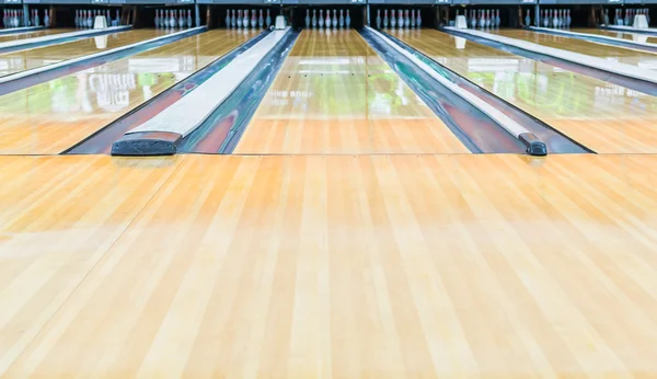 Bowling salonu. Yüzeyle balmumu ile güzel cilalı.