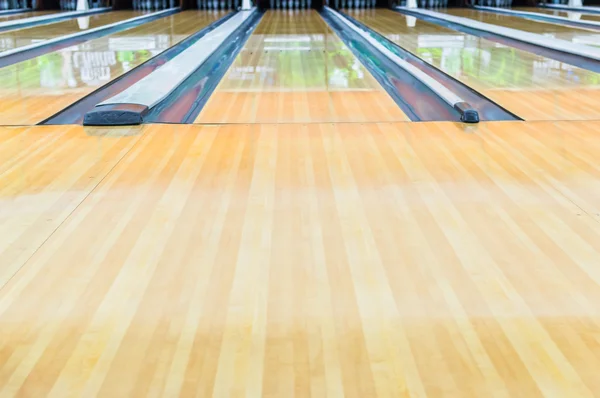 Bowling salonu. Yüzeyle balmumu ile güzel cilalı.