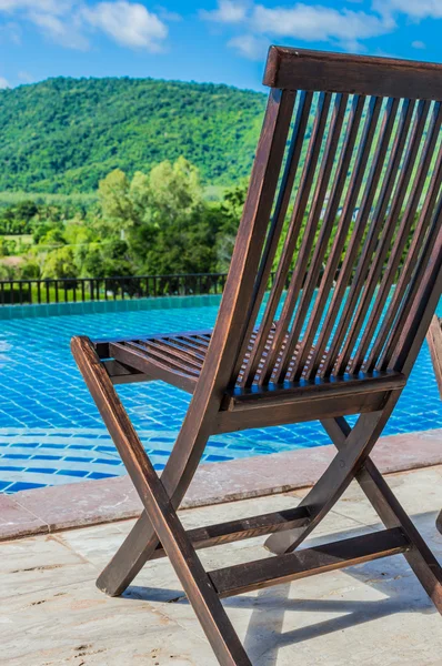 Silla de madera cerca de la piscina . —  Fotos de Stock