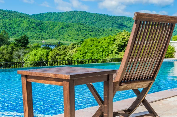 Silla de madera cerca de la piscina . —  Fotos de Stock