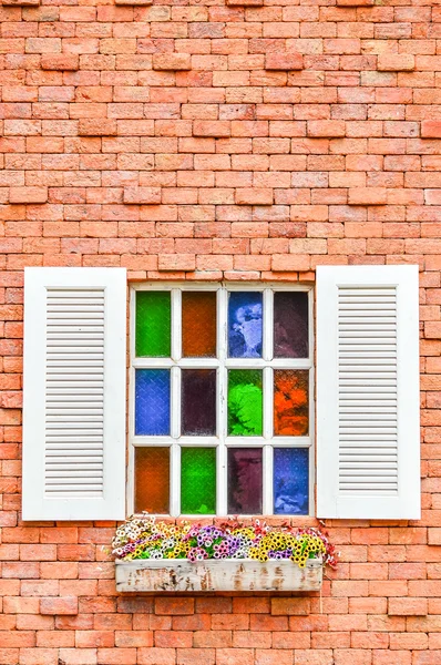 Bir tuğla duvar renkli pencere.