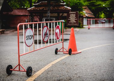 Turn yasaklayan hiçbir Park işareti işaretler