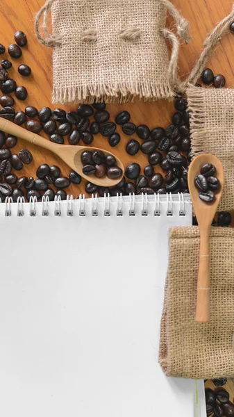 Białe notatnik pod kątem twój tekst z wory i kawa — Zdjęcie stockowe