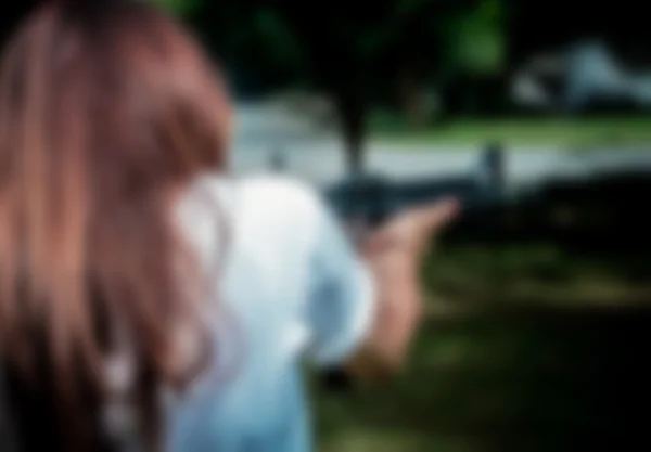 Foto turva de uma mulher atirando em um alvo . — Fotografia de Stock