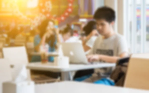 Foto borrada de meninos usando o computador portátil digital em um c — Fotografia de Stock