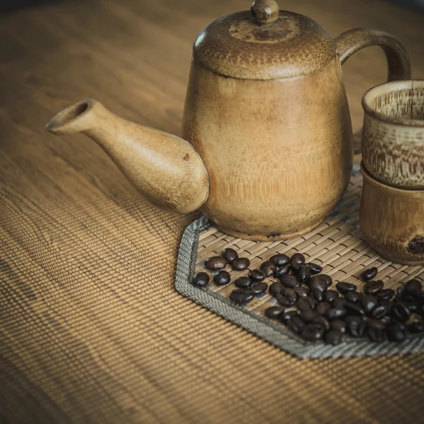 Foto vintage de granos de café y tazas de café en la parte posterior de madera —  Fotos de Stock