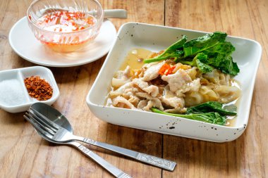 Kızarmış noodle pork ile 