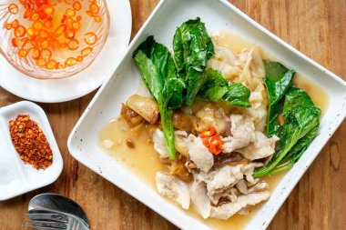 Kızarmış noodle pork ile 