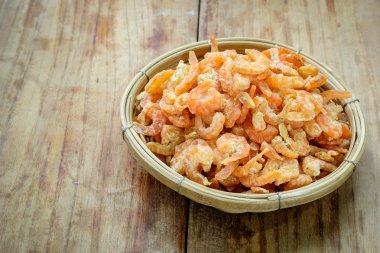 Sepet içinde küçük kurutulmuş karides