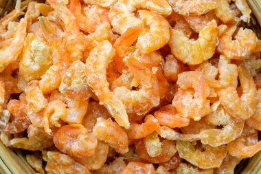 Sepet içinde küçük kurutulmuş karides