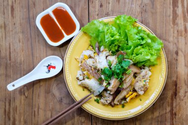 Kızarmış domuz noodle ve yumurta ilave edin