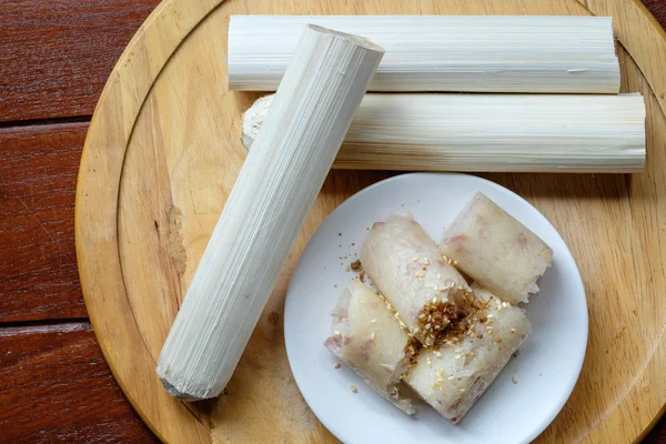 Khaolam тайський десерт, клейкого рису смажені в суглобах бамбука. — стокове фото