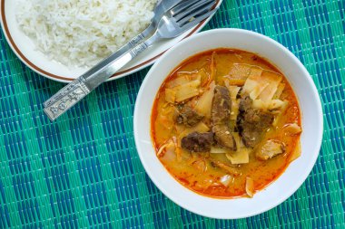 Hindistan cevizi sütü sığır eti yapıştır ile köri