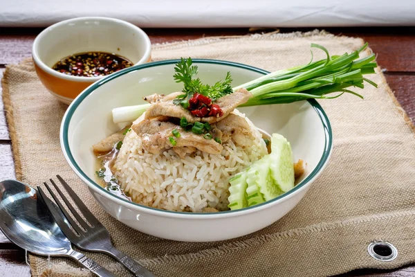 Nasi ditaburi dengan saus babi — Stok Foto