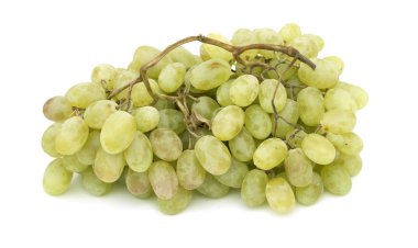 Beyaz arka planda bir demet olgun üzüm.