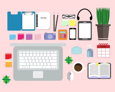 Bilgisayar Laptop, Kalem, Gözlük, Hesap Makineleri, Kitap, Takvimler, yüz maskesi, Tablet PC, Akıllı Telefon, Kamera, Pembe Arkaplanda Kulaklık.