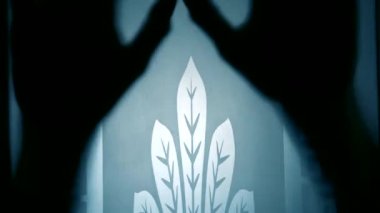 Buzlu camın arkasında, iki muğlak kadın eli iniyor. Aile içi şiddet, yalnızlık, korku. Çok renkli alternatif renklerde bir video. Bulanık hareket eden vintage çerçeve.