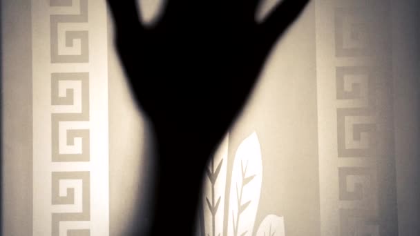 Eine vage weibliche Hand senkt sich hinter Milchglas herab. Das Konzept häuslicher Gewalt, Einsamkeit, Horror. Video in gelblichen Tönen - Licht von einer Glühlampe. Verschwommener Vintage-Rahmen. — Stockvideo