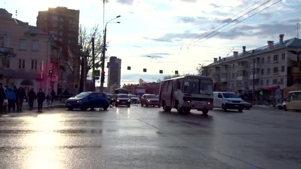 Chelyabinsk, Russie - 28 octobre 2020 : Routes urbaines, voitures et navettes sur asphalte mouillé — Video