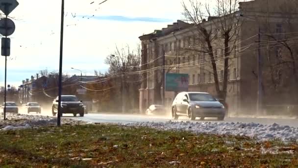 Tcheliabinsk, Russie - 28 octobre 2020 : La chaussée, les voitures traversent la neige mouillée, éclaboussent la boue. Dirty road fermer. — Video