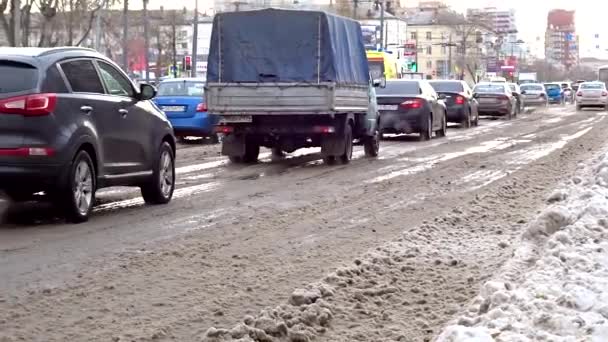 Chelyabinsk, Russia - October 28, 2020: Wet roadway, cars pulling off at a green light, splashing mud. — Stock Video