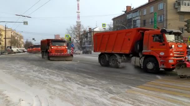 Chelyabinsk, Rusia - 15 de noviembre de 2020: Una cuña de sopladores de nieve conduce a lo largo de la carretera y limpia la carretera. Día de invierno con nieve rara. — Vídeos de Stock