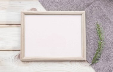 Ahşap çatallar ve ladin dalları üzerinde antika kağıt bulunan boş bej ahşap çerçeve. Uzayı kopyala, üst görünüm. Noel teması.