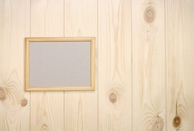 Boş ahşap çerçeveyi hafif çam ağacından duvar arkaplanında düzenle, metin veya ürünü göster.