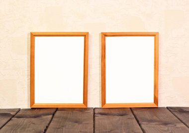 Boş ahşap çerçeveyi duvarın yakınındaki eski ahşap tahtalara kurun..