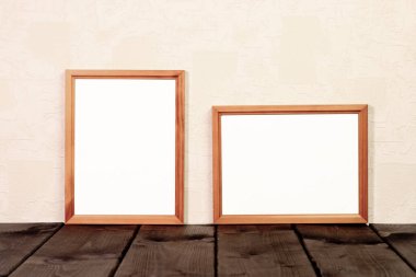 Boş ahşap çerçeveyi duvarın yakınındaki eski ahşap tahtalara kurun..