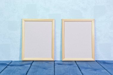 Boş ahşap çerçeveyi duvarın yakınındaki eski ahşap tahtalara kurun..