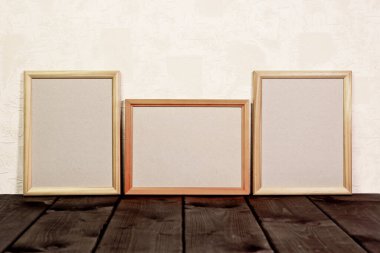 Boş ahşap çerçeveyi duvarın yakınındaki eski ahşap tahtalara kurun..