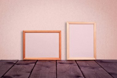 Boş ahşap çerçeveyi duvarın yakınındaki eski ahşap tahtalara kurun..