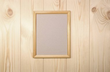 Boş ahşap çerçeveyi hafif çam ağacından duvar arkaplanında düzenle, metin veya ürünü göster.