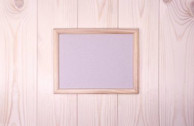 Açık pembe çam ağacından duvar arkaplanındaki boş ahşap çerçeveyi düzenle, metin veya ürünü göster.