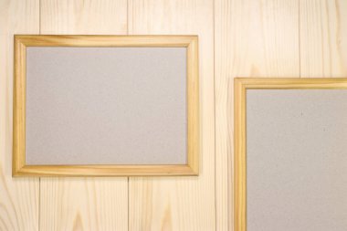 Açık çam ağacından duvar zemininde iki boş ahşap çerçeve oluştur, metin veya ürünü göster.