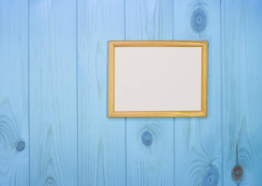 Mavi çam ağacından duvar arkaplanındaki boş ahşap çerçeveleri taklit et, metin veya ürünü göster.