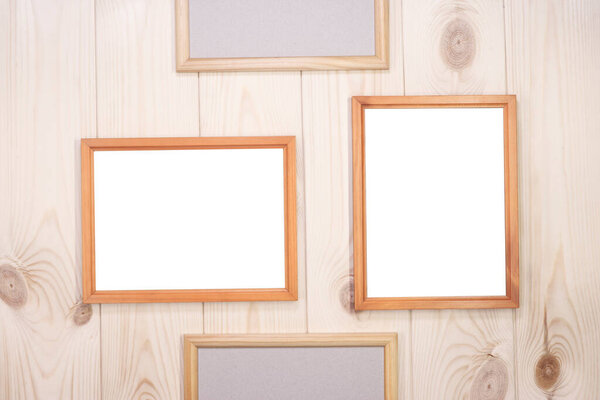 Изображение пустых деревянных рам на фоне светлой сосновой стены, показать текст или продукт.