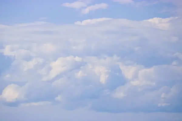 Kümülüs Sirrus Bulutları Mavi Gökyüzünde Atmosferik Fenomen Hava Durumu Yaz — Stok fotoğraf