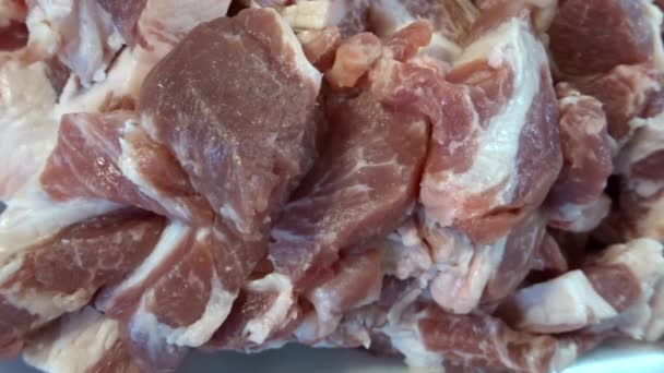 Рубленое мясо свиной шеи для гуляша, текстуры мяса, фон. — стоковое видео
